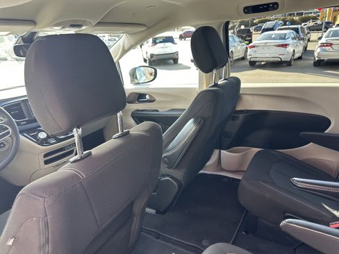 Used 2023 Chrysler Voyager LX image 21