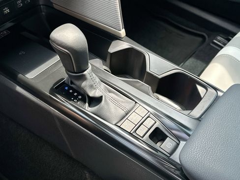 Used 2025 Toyota Camry SE image 19