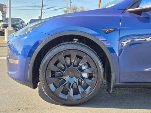 Used 2024 Tesla Model Y 2WD image 9