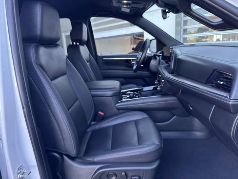 Used 2025 Chevrolet Tahoe LT AWD/4WD image 9