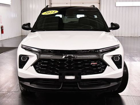 Used 2024 Chevrolet TrailBlazer RS w/ Convenience Package AWD/4WD image 2