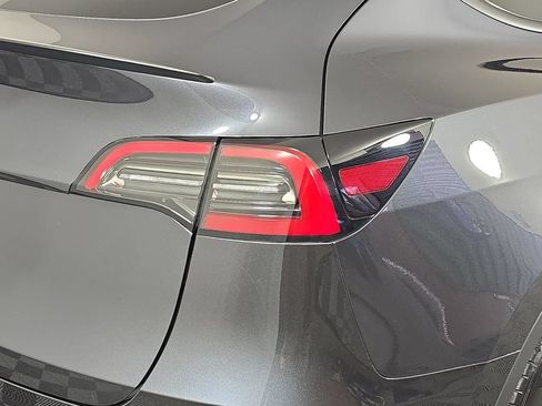 Used 2024 Tesla Model Y Long Range AWD/4WD image 29