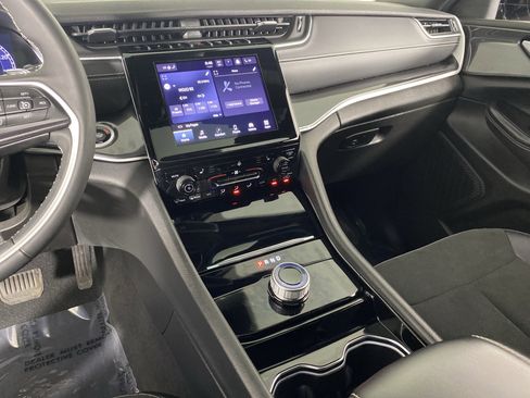 Used 2023 Jeep Grand Cherokee Altitude image 28