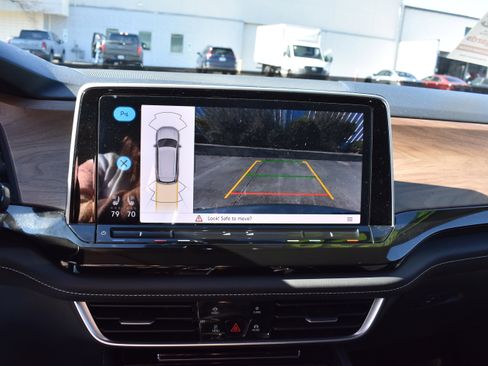 Used 2025 Volkswagen Atlas SE image 19