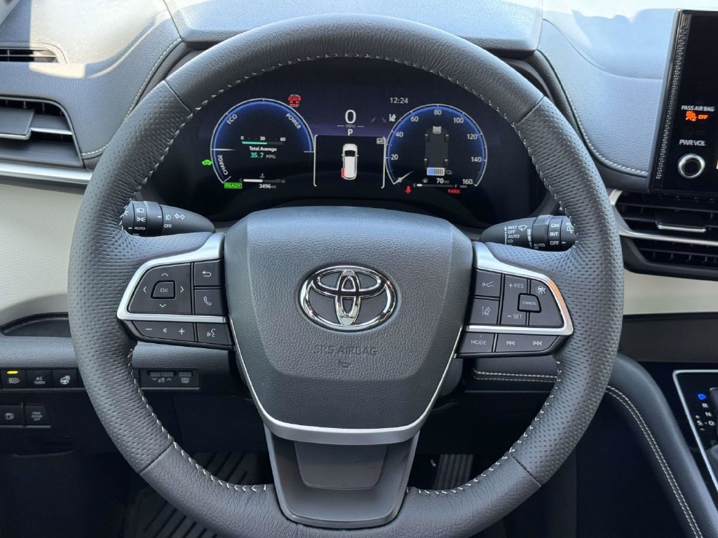 Used 2025 Toyota Sienna Platinum AWD/4WD image 9