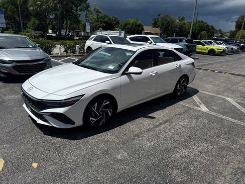 Certified 2025 Hyundai Elantra SEL FWD image 9