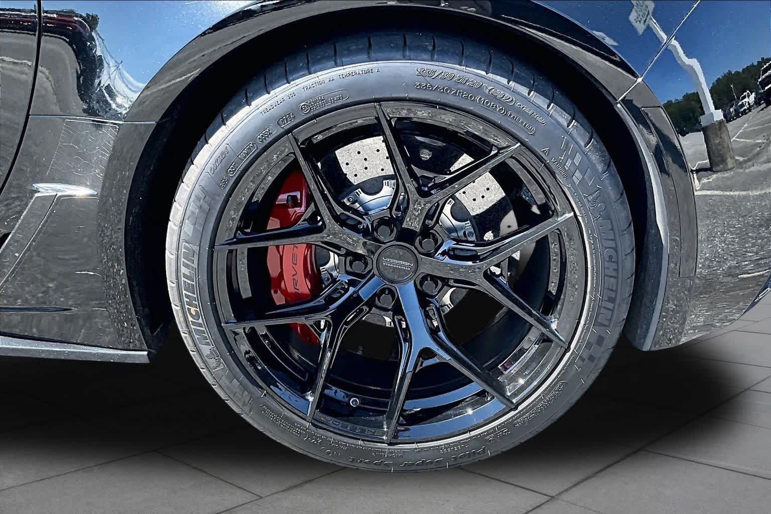 Used 2015 Chevrolet Corvette Z06 w/ 3LZ Preferred Equipment Group RWD image 9