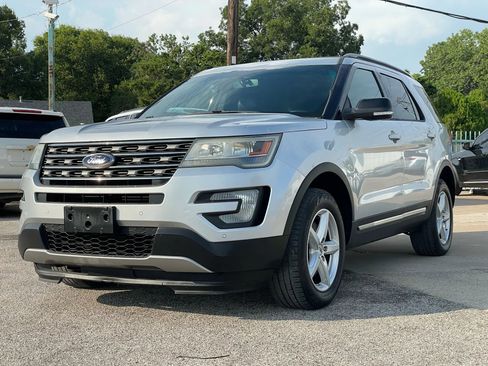 Used 2016 Ford Explorer XLT w/ Equipment Group 202A image 7