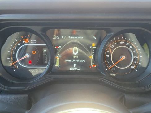 Used 2025 Jeep Wrangler Unlimited Rubicon w/ Convenience Group AWD/4WD image 16