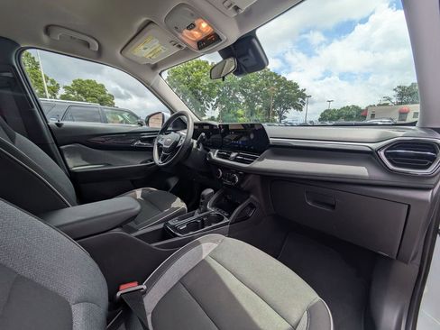 Used 2025 Chevrolet TrailBlazer LT AWD/4WD image 31