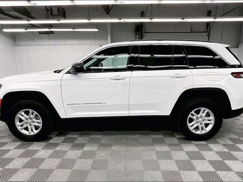 Used 2024 Jeep Grand Cherokee Laredo w/ Luxury Tech Group I AWD/4WD image 14