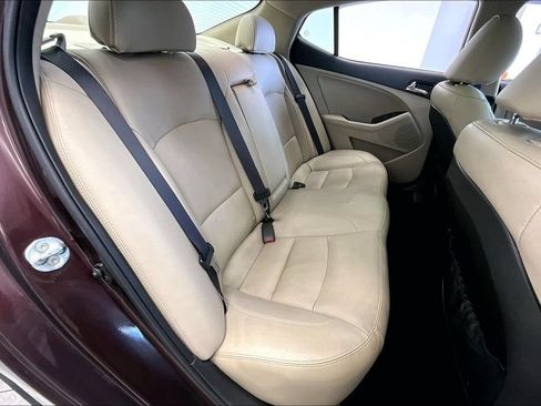 Used 2023 Hyundai Elantra SEL w/ Preferred Accessory Package FWD image 28