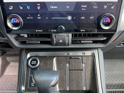 Used 2024 Lexus GX 550 w/ Accessory Package (2T) AWD/4WD image 17