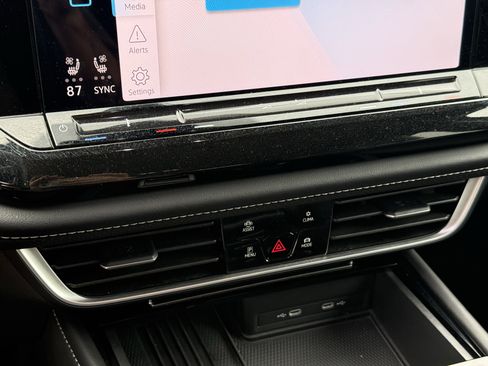 Used 2025 Volkswagen Atlas SE image 23