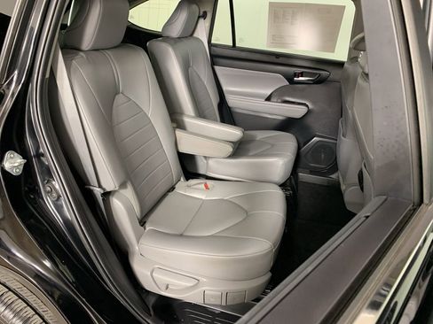 Used 2023 Toyota Highlander XLE AWD/4WD image 40