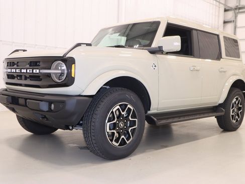 New 2025 Ford Bronco Outer Banks image 4