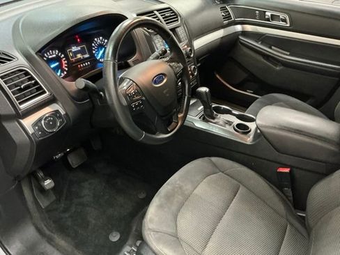 Used 2017 Ford Explorer XLT FWD image 12