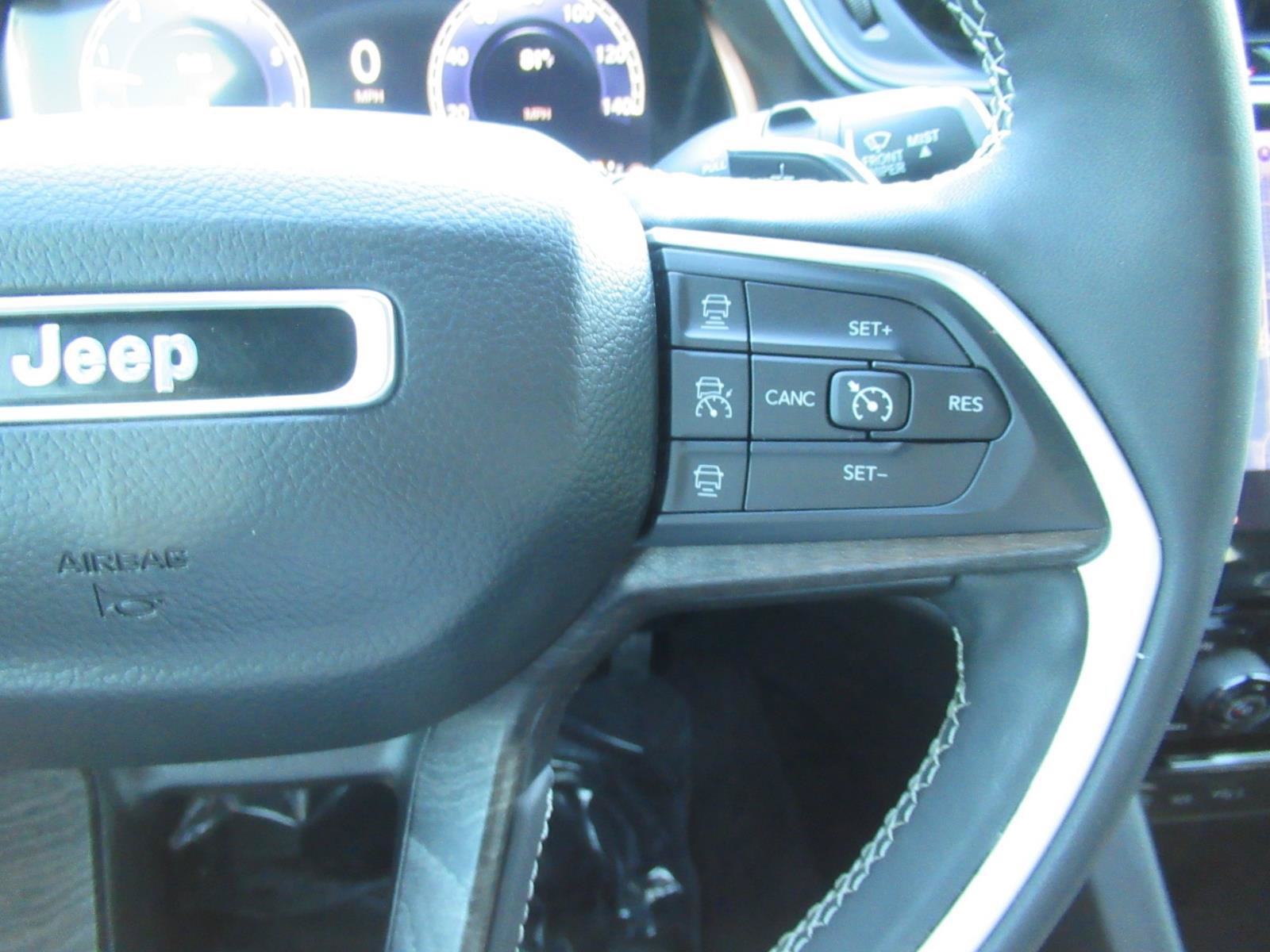 Used 2023 Jeep Grand Cherokee Limited AWD/4WD image 26