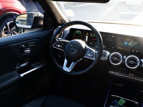 Used 2023 Mercedes-Benz GLB 250 4MATIC image 9