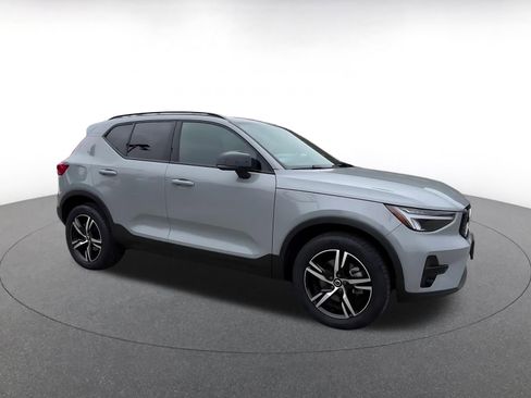 Used 2024 Volvo XC40 B5 Core AWD/4WD image 2