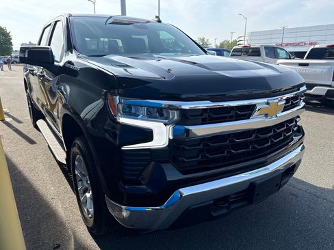 Used 2025 Chevrolet Silverado 1500 LT w/ Convenience Package II AWD/4WD image 4