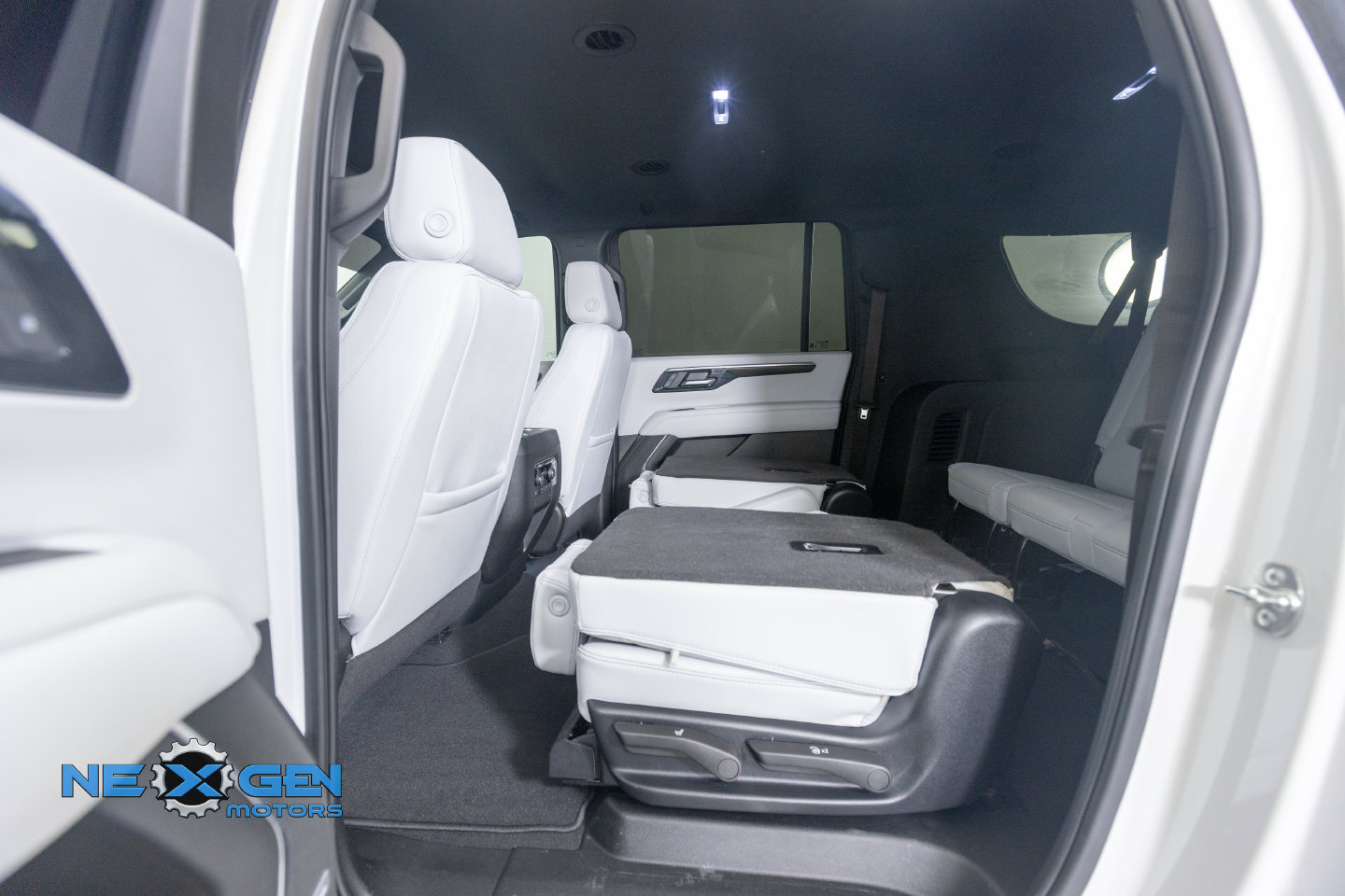 Used 2025 Chevrolet Suburban Premier AWD/4WD image 31