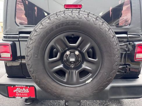 Used 2025 Jeep Wrangler Sport image 31