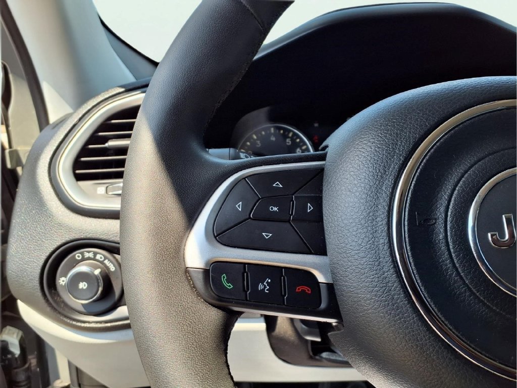 Used 2021 Jeep Renegade Latitude FWD image 17