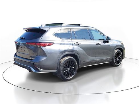 Used 2023 Toyota Highlander XSE image 4