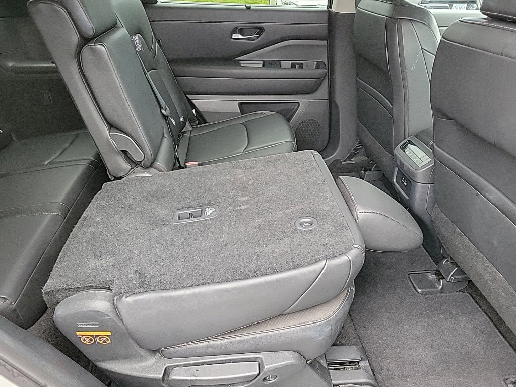 Used 2025 Nissan Pathfinder SL AWD/4WD image 15