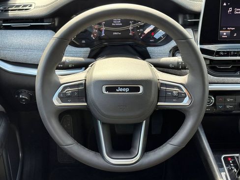 Used 2025 Jeep Compass Latitude AWD/4WD image 32
