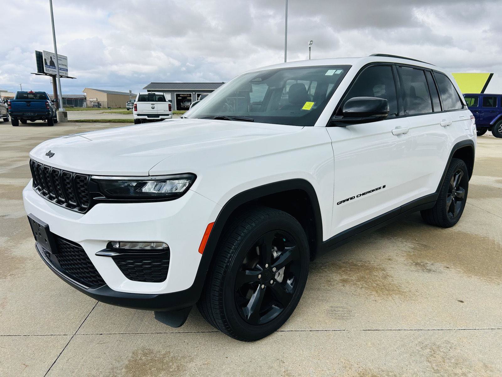 Used 2023 Jeep Grand Cherokee Limited w/ Black Appearance Package AWD/4WD image 37