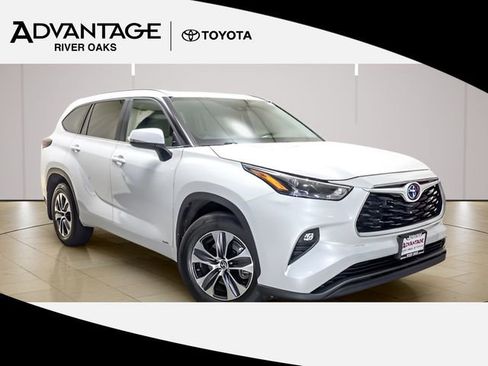 Used 2024 Toyota Highlander XLE AWD/4WD image 1