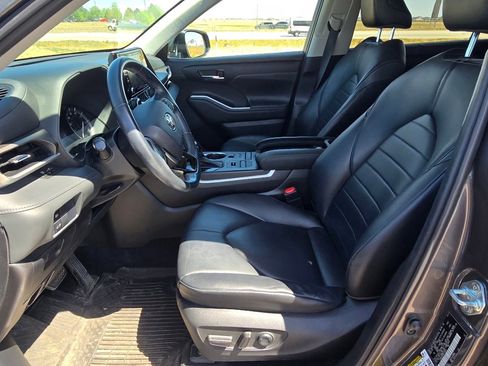 Used 2021 Toyota Highlander XLE image 12