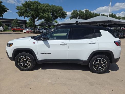Used 2025 Jeep Compass Trailhawk AWD/4WD image 2