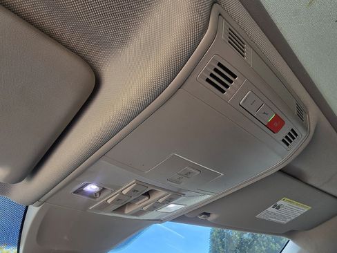 Used 2023 Volkswagen Tiguan SE w/ Panoramic Sunroof Package FWD image 24