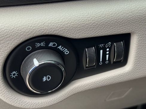 Used 2023 Chrysler Pacifica Touring-L FWD image 17