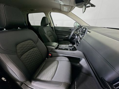 Used 2025 Nissan Pathfinder SV image 32