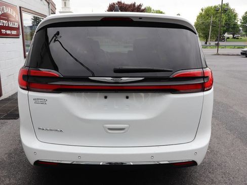 Used 2023 Chrysler Pacifica Touring-L FWD image 3