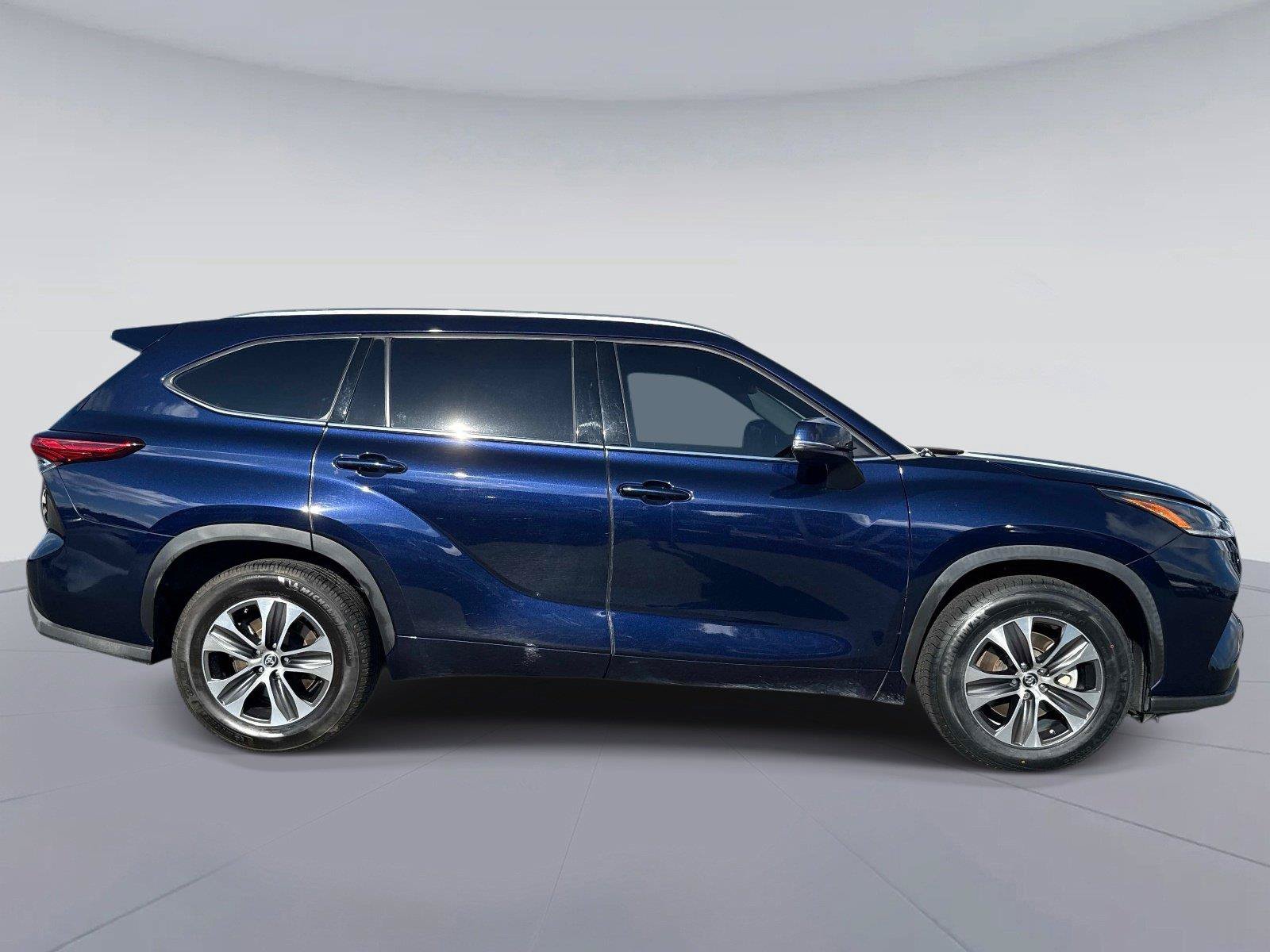 Used 2021 Toyota Highlander XLE FWD image 2