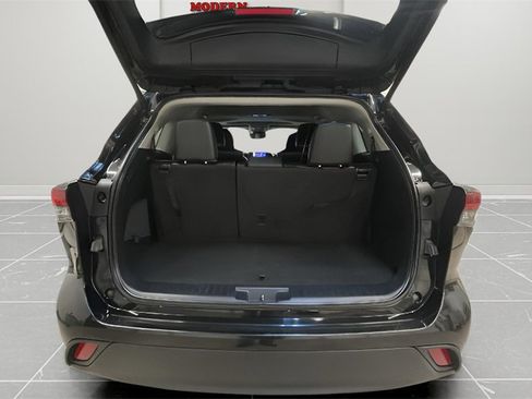 Used 2024 Toyota Highlander XLE image 16