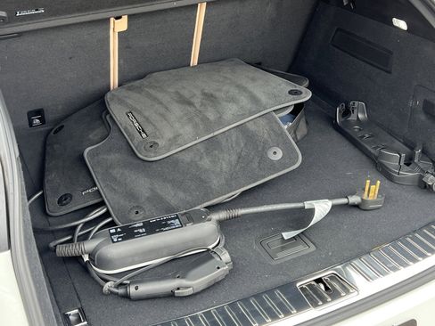 Certified 2023 Porsche Cayenne Platinum Edition image 19