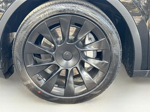 Used 2022 Tesla Model Y Long Range image 30