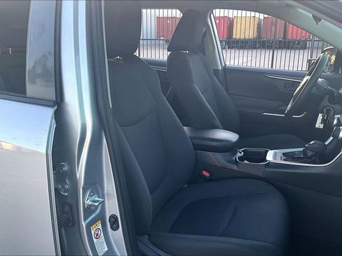 Used 2019 Toyota RAV4 LE image 10