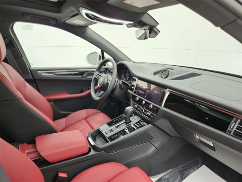 Used 2025 Porsche Macan image 19