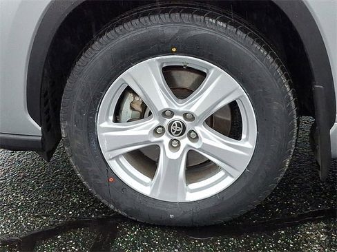 Used 2024 Toyota Highlander LE image 8