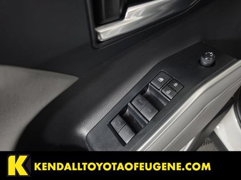 Used 2023 Toyota Highlander XLE AWD/4WD image 22