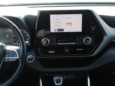 Used 2024 Toyota Highlander LE image 17