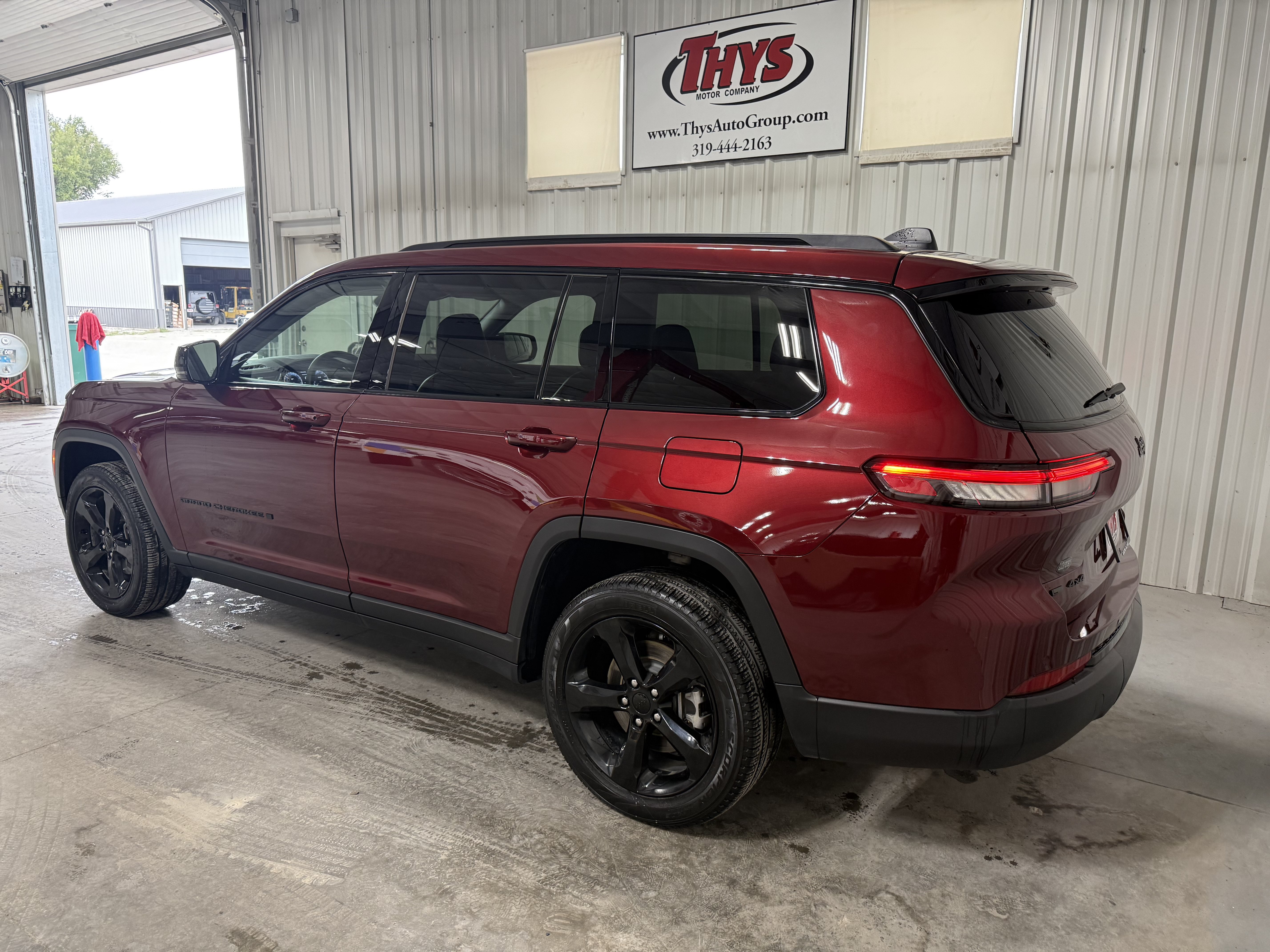 Used 2023 Jeep Grand Cherokee L Limited w/ Black Appearance Package AWD/4WD image 16