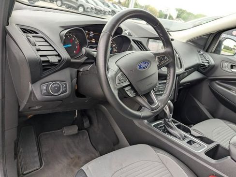 Used 2019 Ford Escape SE FWD image 2